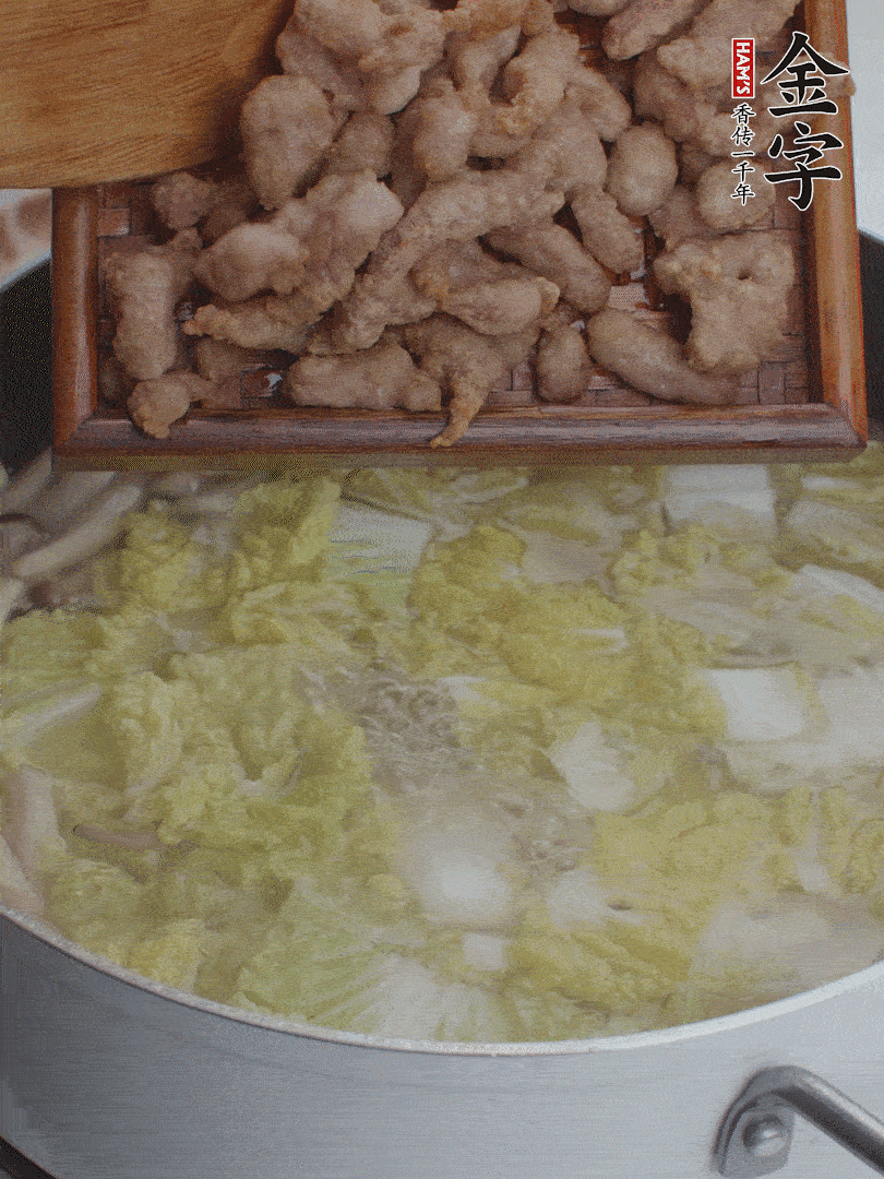 水開后煮10分鐘，下娃娃菜、小酥肉煮3分鐘。