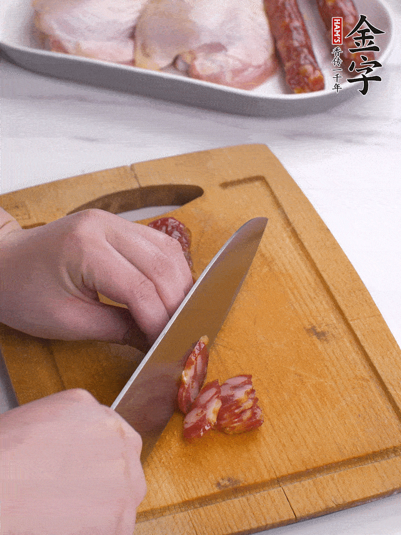 雞大腿去皮去骨切成塊，金字香腸切片，干香菇泡發(fā)切片，小蔥切蔥花。