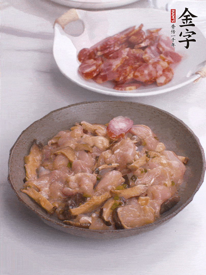 腌制后，雞肉中加淀粉1勺，頂部碼上香腸片。