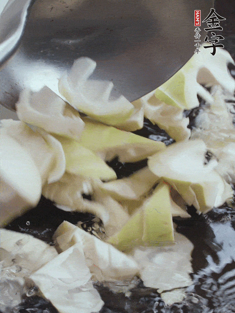 新鮮春筍去老根，剝殼切滾刀塊焯水去澀。