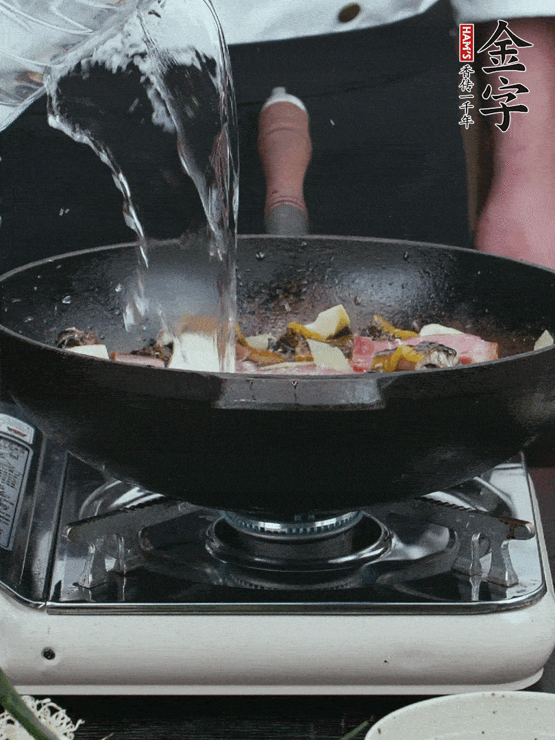 加適量黃酒，倒清水沒過。