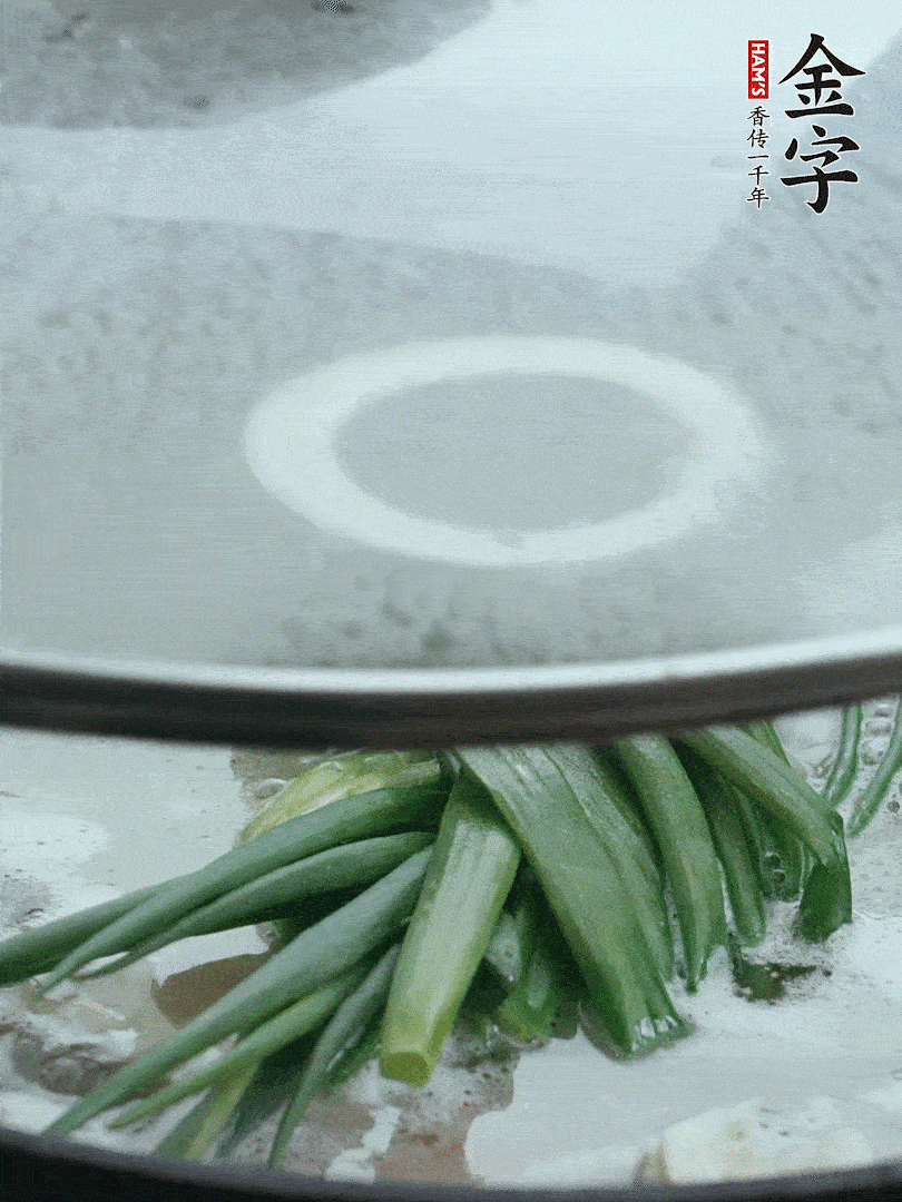 加蔥結(jié)去腥，大火開后中火燒20分鐘。