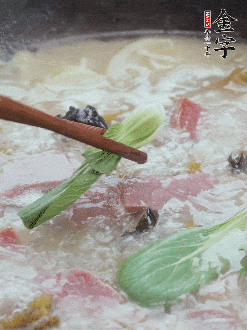 撈出蔥結(jié)，小菜心點(diǎn)綴。