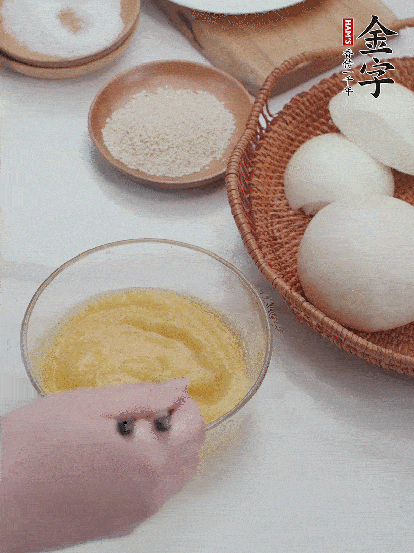 2個(gè)雞蛋加入1小勺鹽、1/2小勺胡椒粉打散。