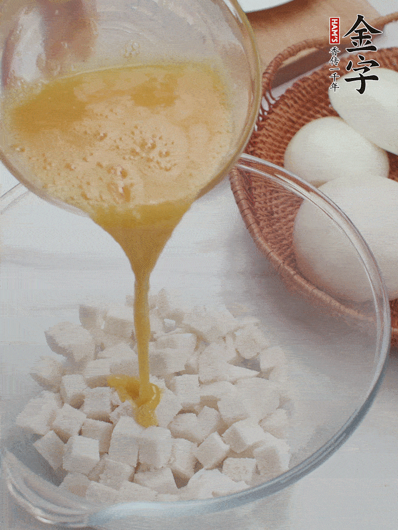 切碎的饅頭丁加入1/3蛋液拌勻。