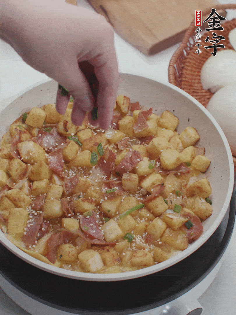 淋入剩余蛋液，蛋液凝固，撒上蔥綠和熟芝麻。