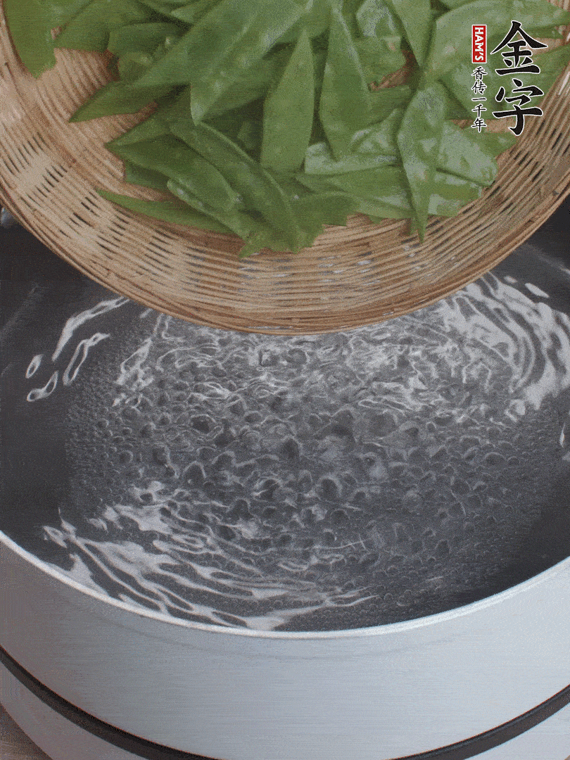 甜豆莢撕掉老筋，斜切兩半，焯水1分鐘。