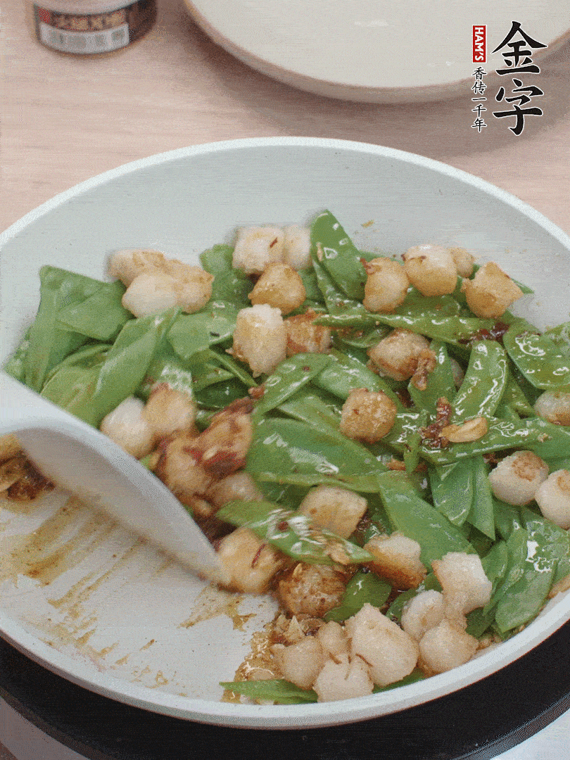 下甜豆莢、鮮貝輕輕翻炒均勻。