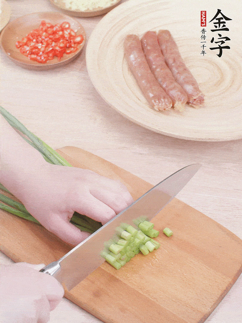 蒜苔切丁，蔥姜蒜切小丁，小米辣切圈。