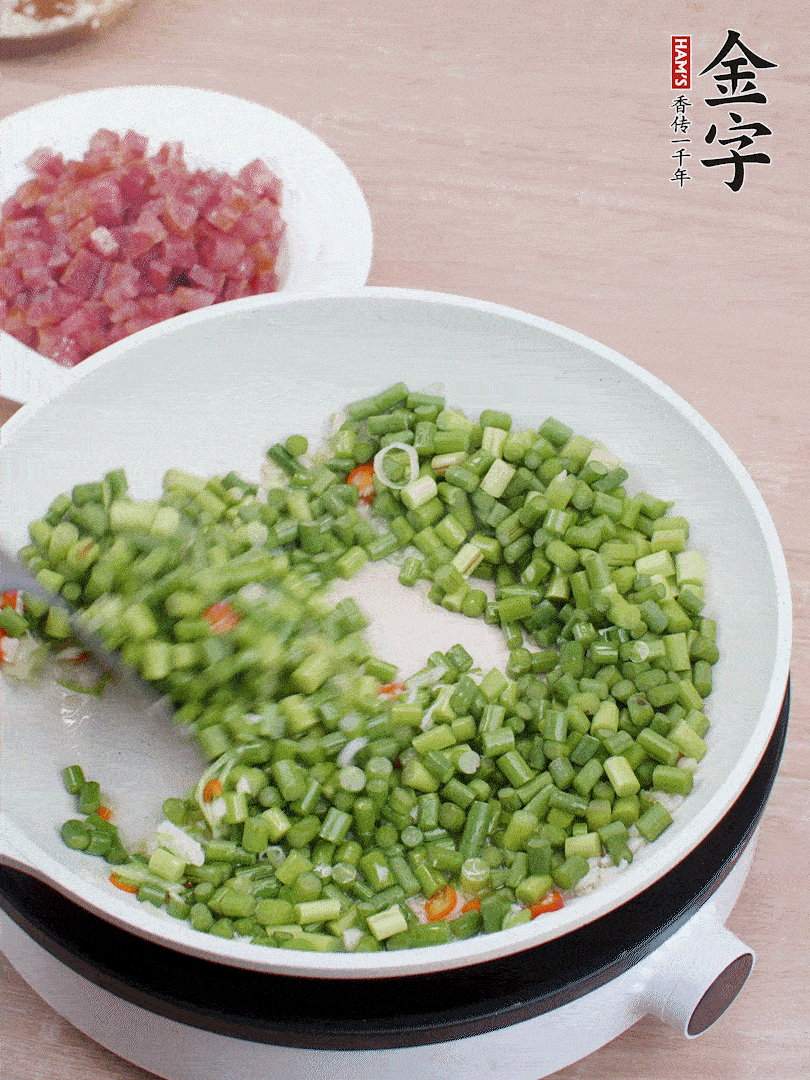 下蒜苔丁、一點(diǎn)鹽翻炒。