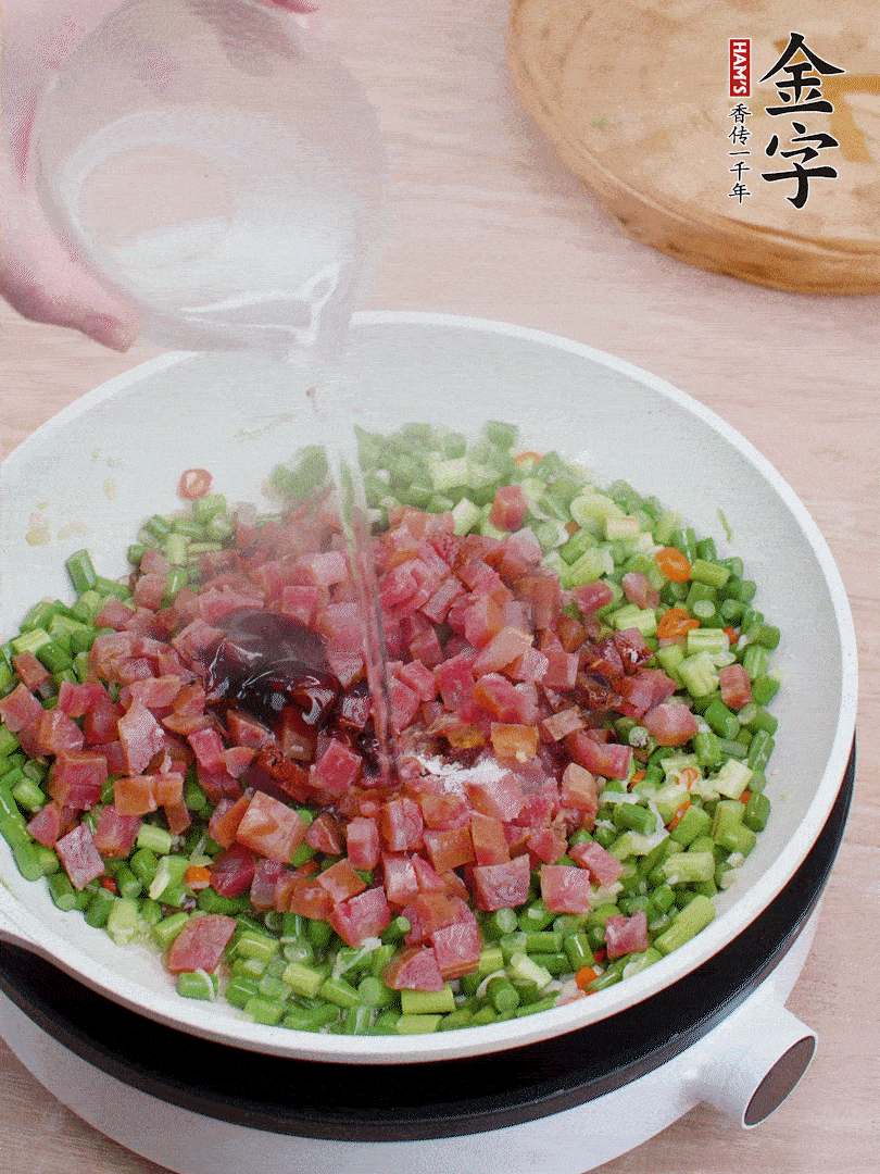 放香腸丁、1勺老抽、1勺蠔油、1/3勺白糖、少許清水炒至斷生。