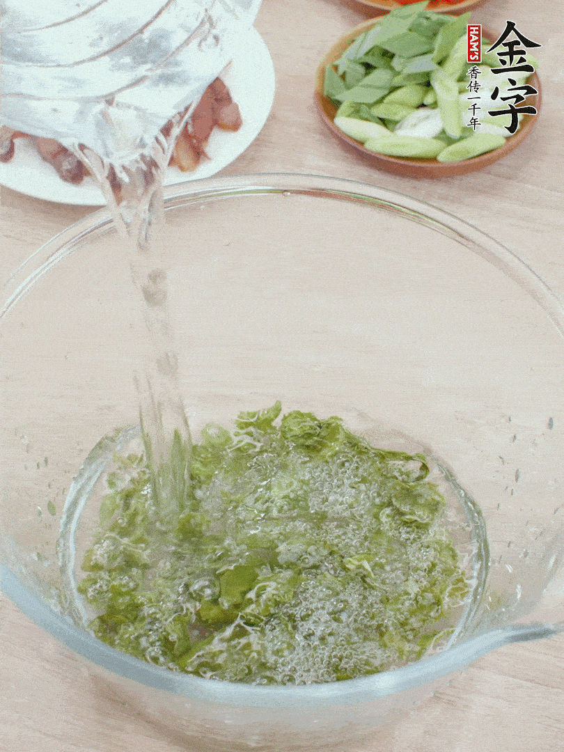 萵筍干溫水泡2小時(shí)，青紅辣椒切圈，姜切片，青蒜斜切段。