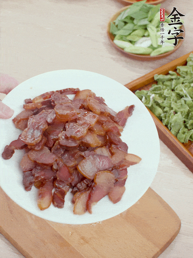 臘肉水煮15分鐘，切薄片。