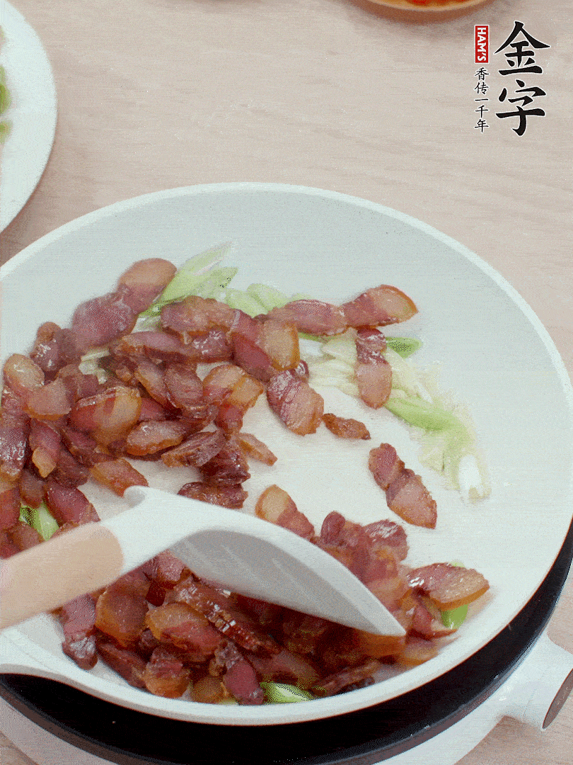 鍋中少許油，姜、蒜白爆香，下臘肉煸出油脂。