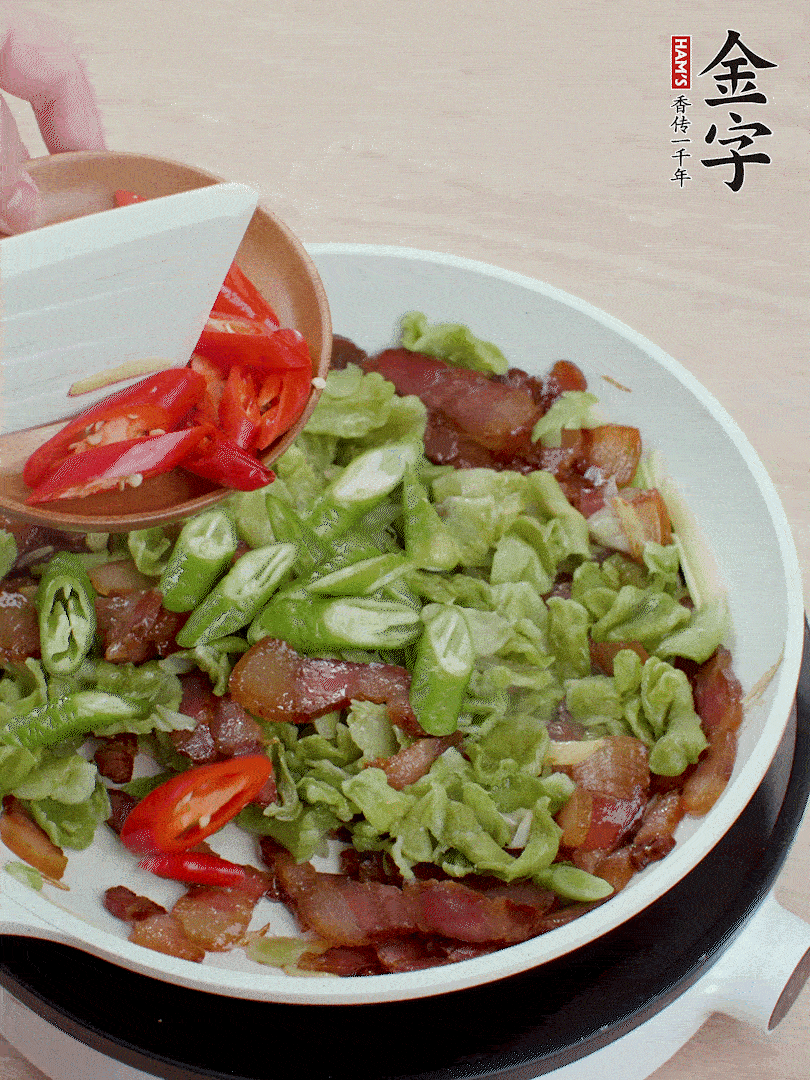 放萵筍干、青紅椒圈爆炒1分鐘。