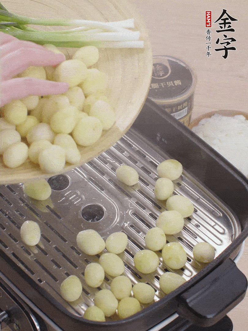 去皮小土豆蒸熟。