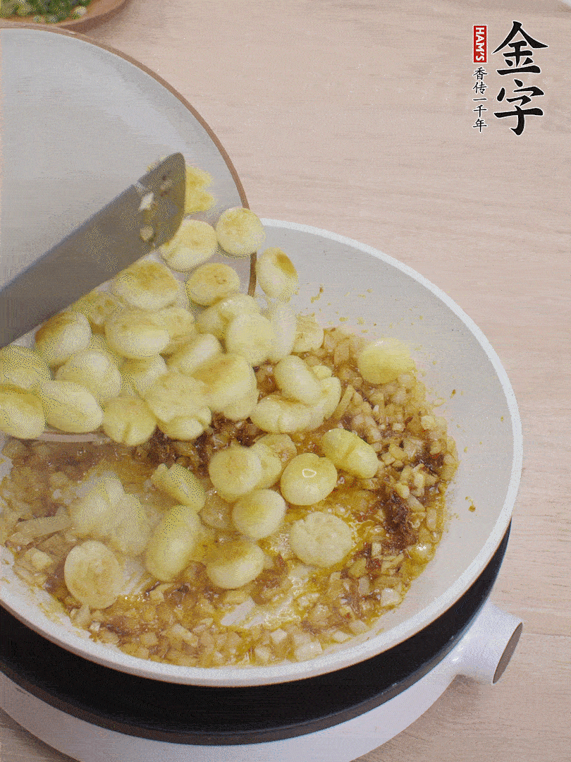 下小土豆翻炒均勻。