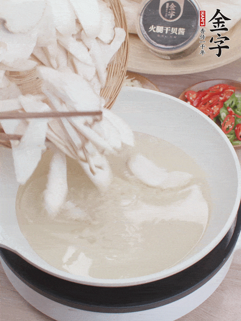 杏鮑菇切成片，油溫7層熱炸2分鐘。