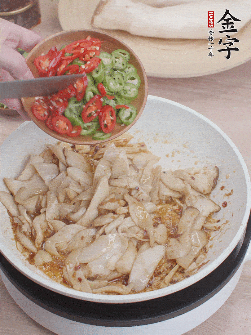 下杏鮑菇、青紅辣椒炒出香味。
