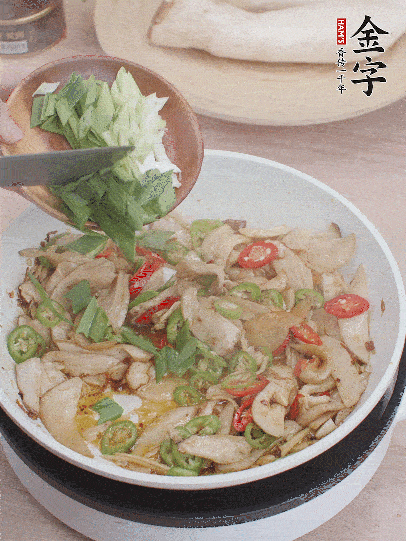 淋少許料酒、最后放大蒜葉。