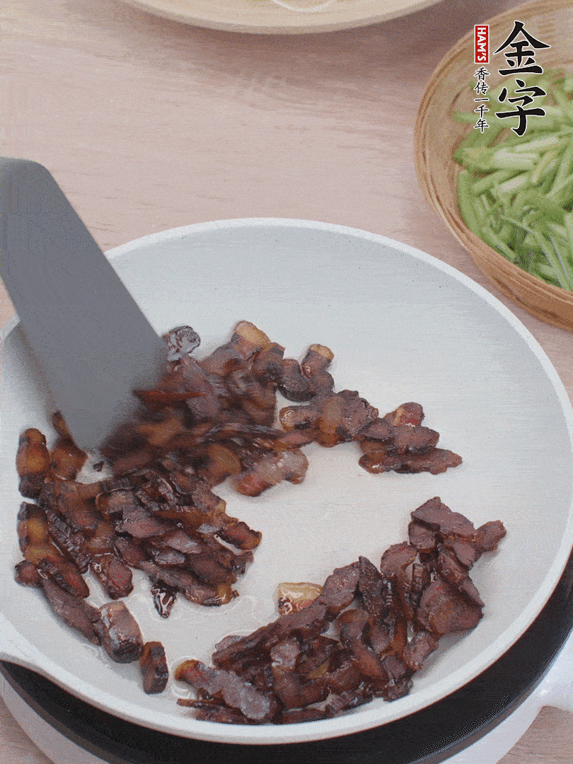 起鍋熱油，煸香醬油肉。