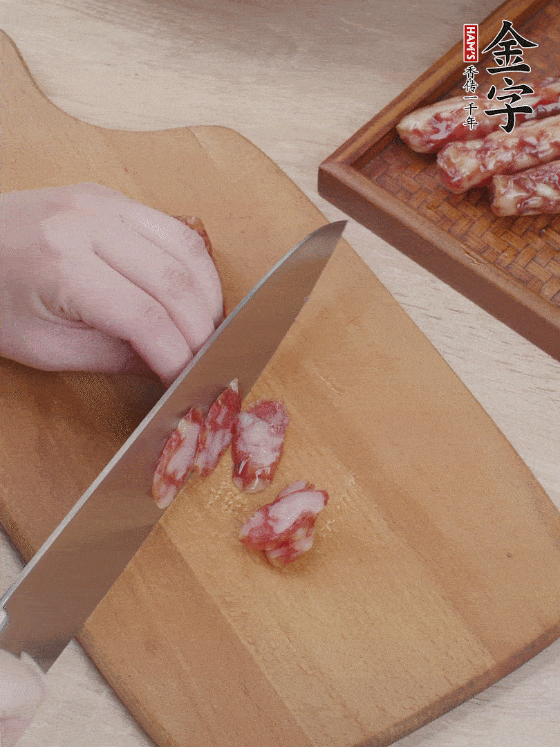 金字香腸斜切片，芹菜切段，小洋蔥切絲，綠菜椒切小塊。