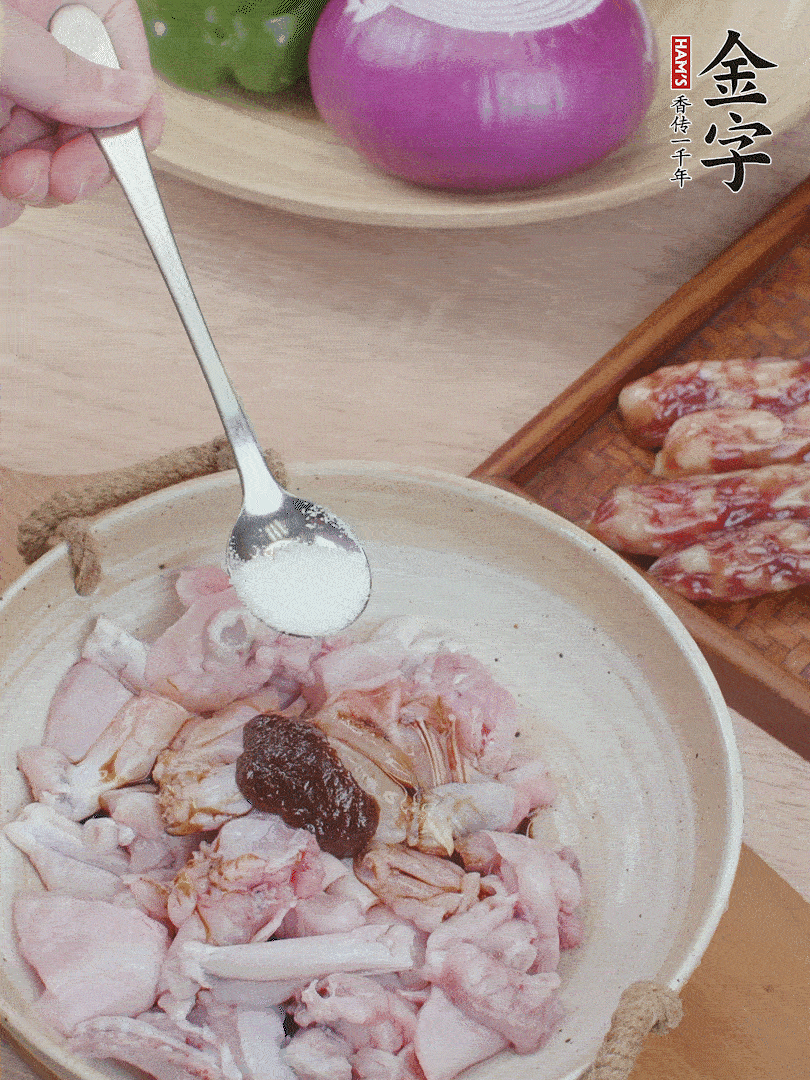 牛蛙塊加1勺柱候醬、1勺生抽、1/3勺白砂糖腌漬20分鐘。