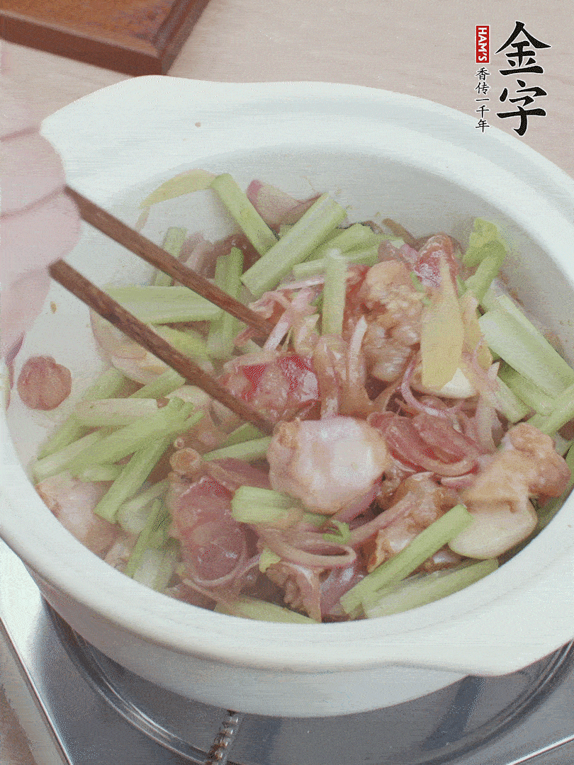 下牛蛙、芹菜、香腸翻炒。