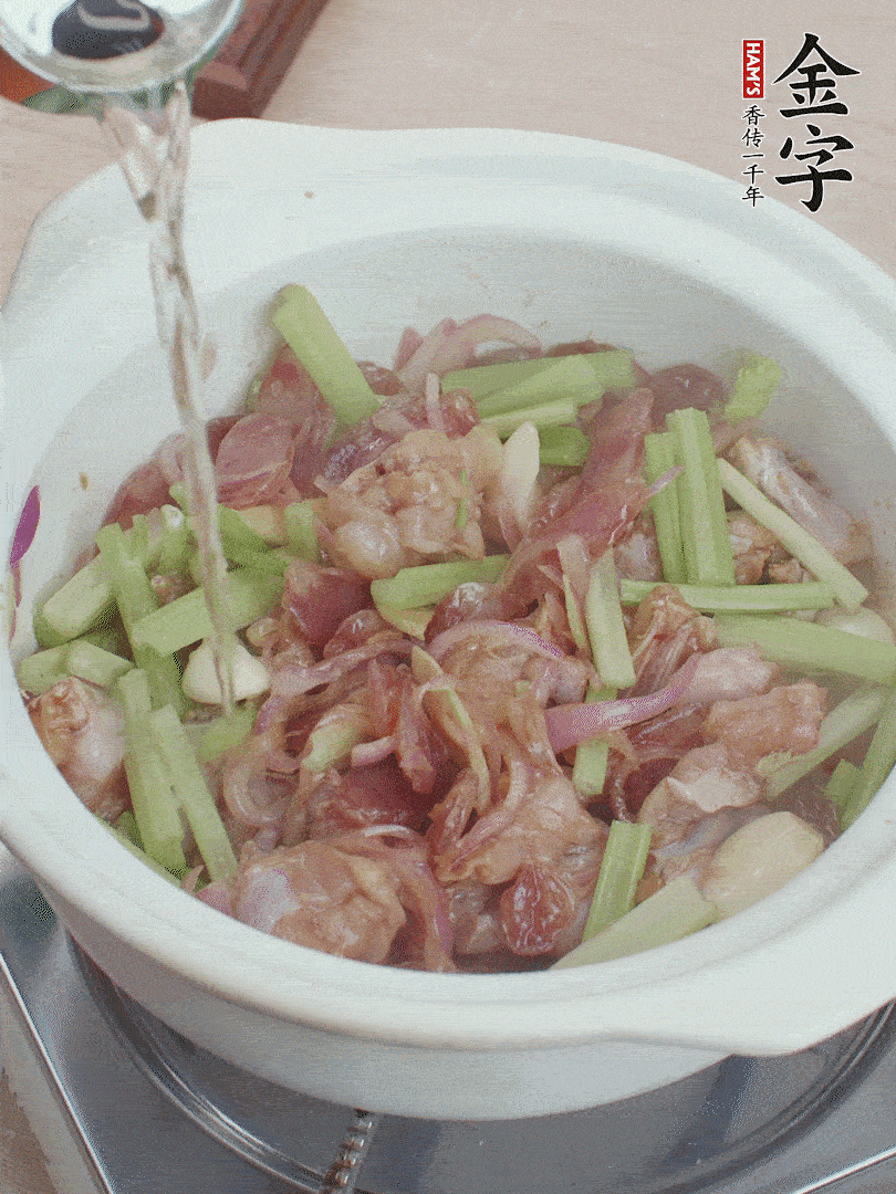 牛蛙變色后，淋點啤酒，加蓋后調(diào)小火燜10分鐘。