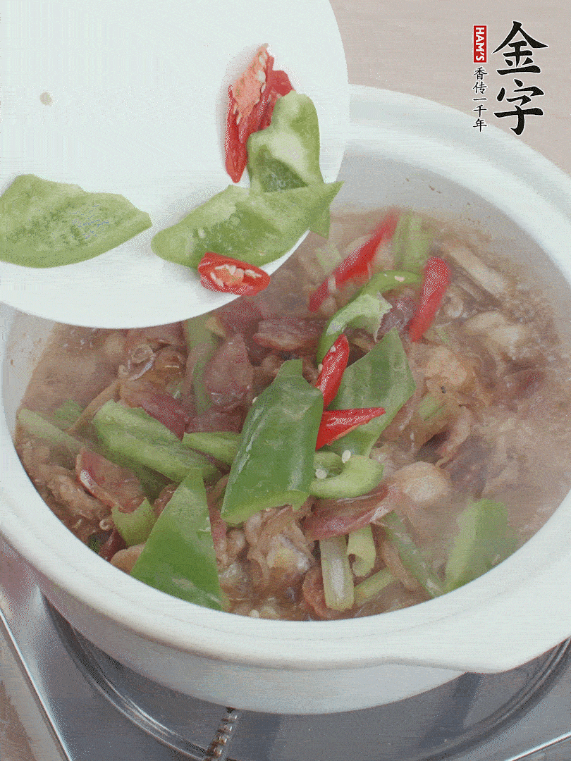 下綠菜椒，翻炒1分鐘。