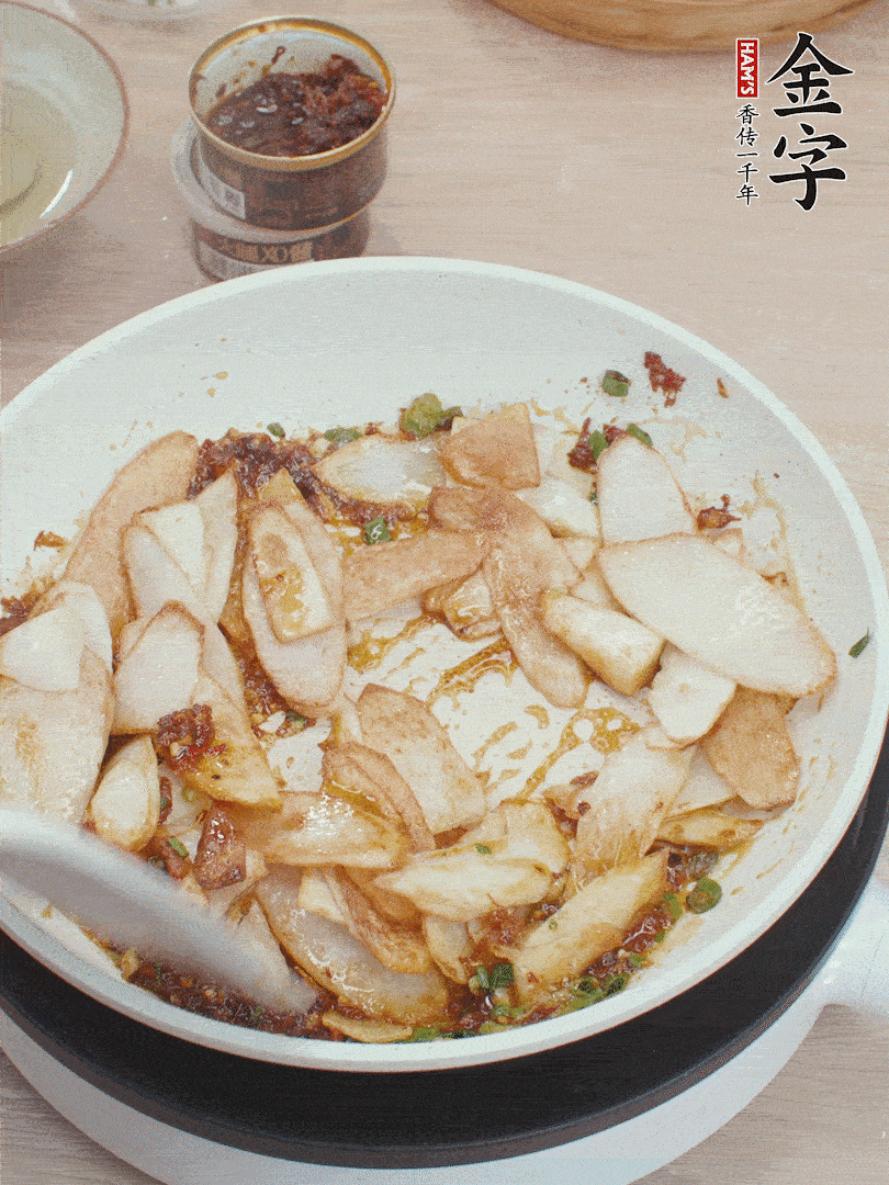 下山藥炒勻，撒蔥花。