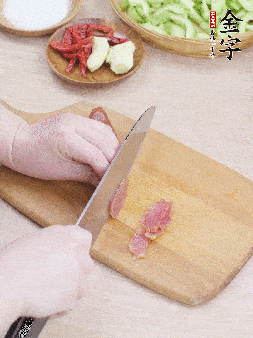 金字土香腸水煮10分鐘，切薄片。