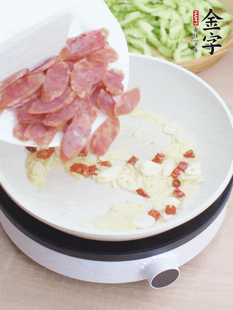 油5成熱時，姜、蒜、辣椒爆香。