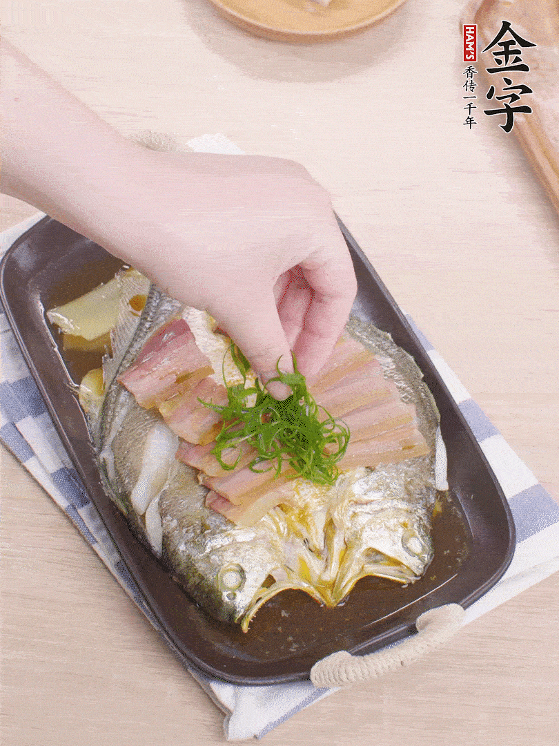 取出姜蔥，淋2勺蒸魚豉油，擺蔥絲。