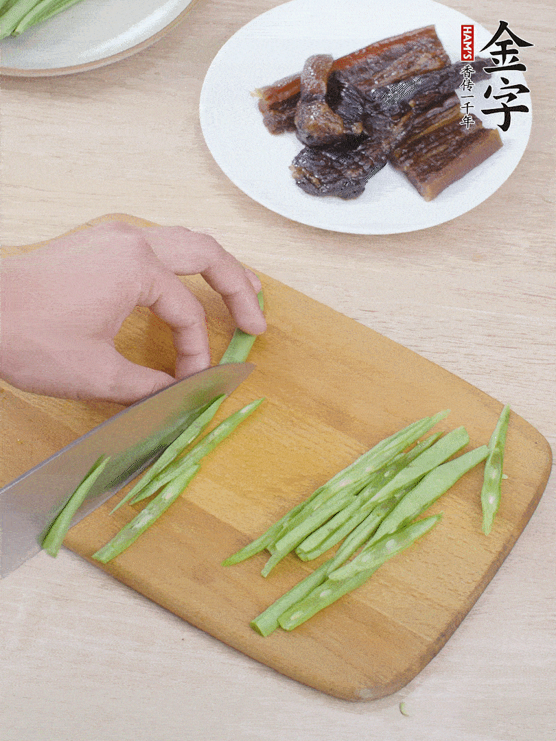 四季豆切絲。