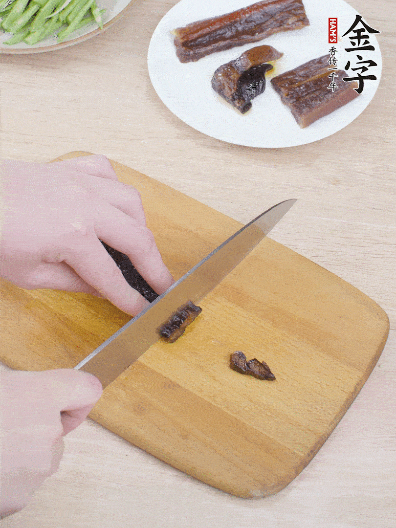 提前煮好的金字醬油肉切片。