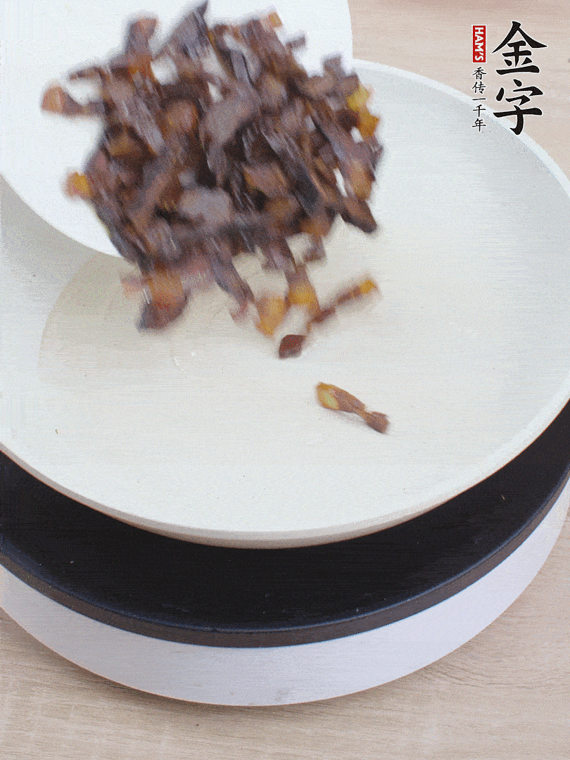 油熱倒醬油肉，編出香味。