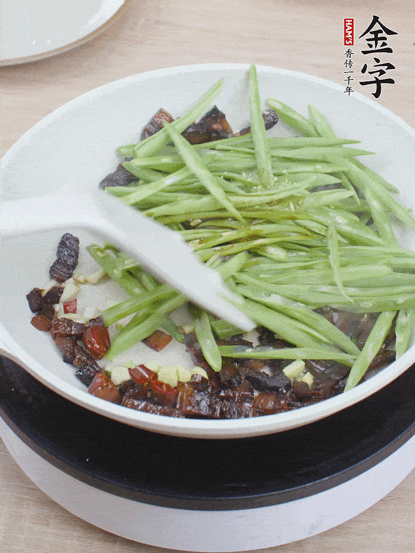 下豆角，生抽、雞精調(diào)味，炒到斷生。