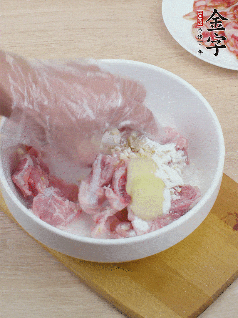 洗凈的小排，加鹽、姜、蒜末、淀粉、胡椒粉抓勻，腌制15分鐘。