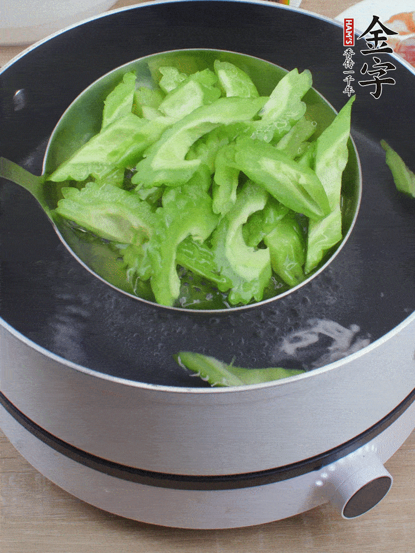苦瓜去瓤切小塊，開水中加鹽汆燙30秒。