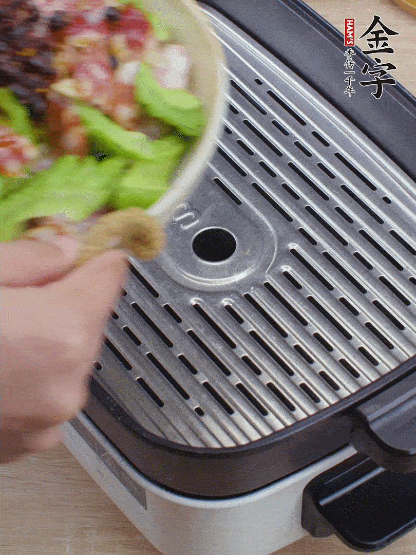 小排、苦瓜、香腸依次碼入，撒上豆豉蒸25分鐘。