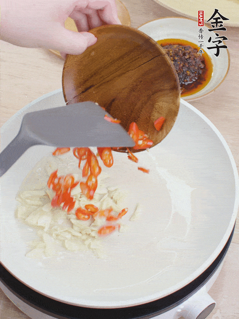 油熱煸香蒜末、辣椒。