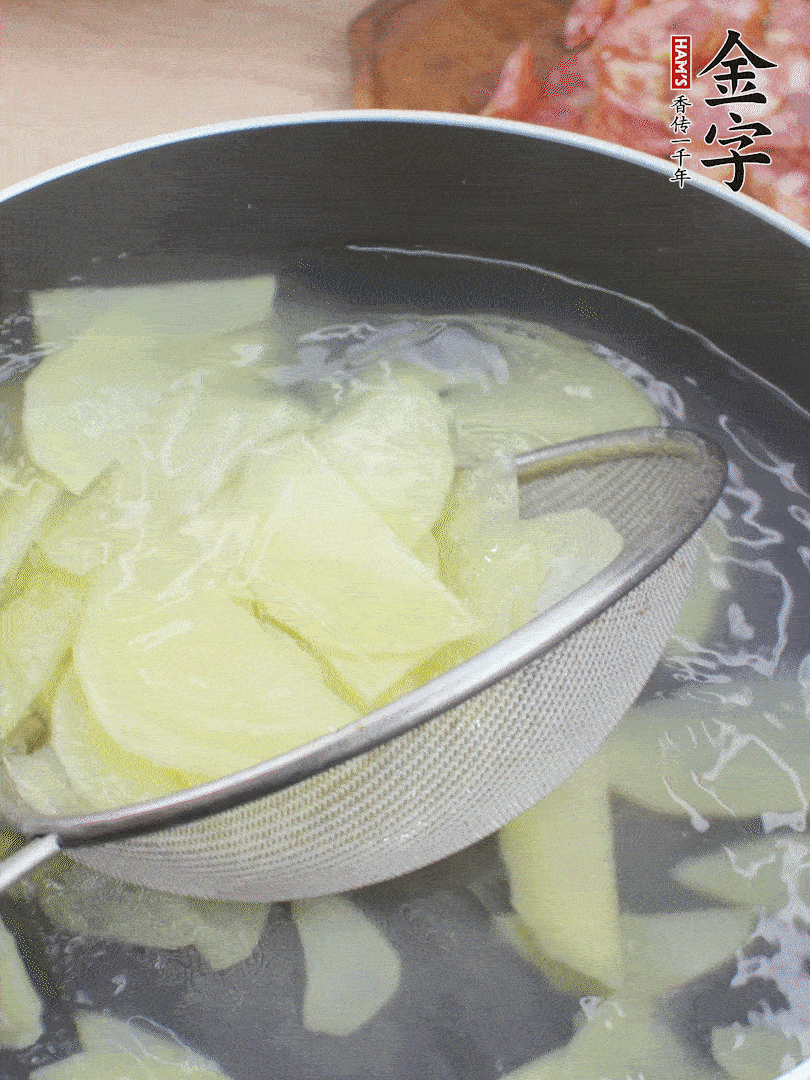 土豆去皮切片，汆燙1分鐘。香腸切薄片。