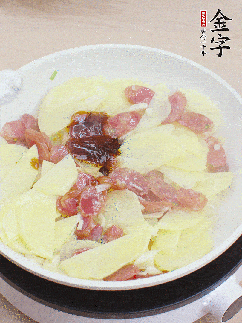 下土豆片，1勺生抽、1勺蠔油、1/3勺鹽、1/3勺糖炒至入味。