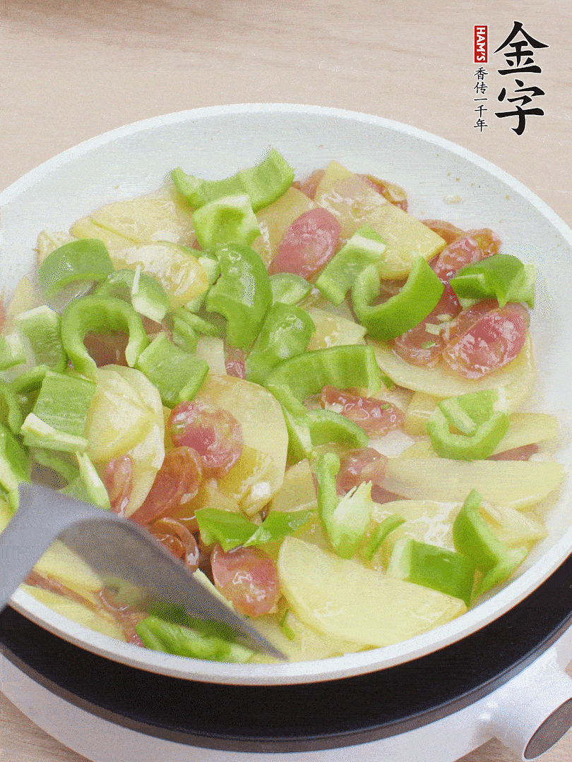 下辣椒翻炒1分鐘。