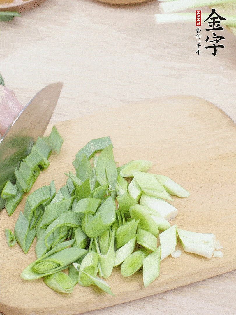 青蒜切段。（蒜白可以拍一下，再斜著切）