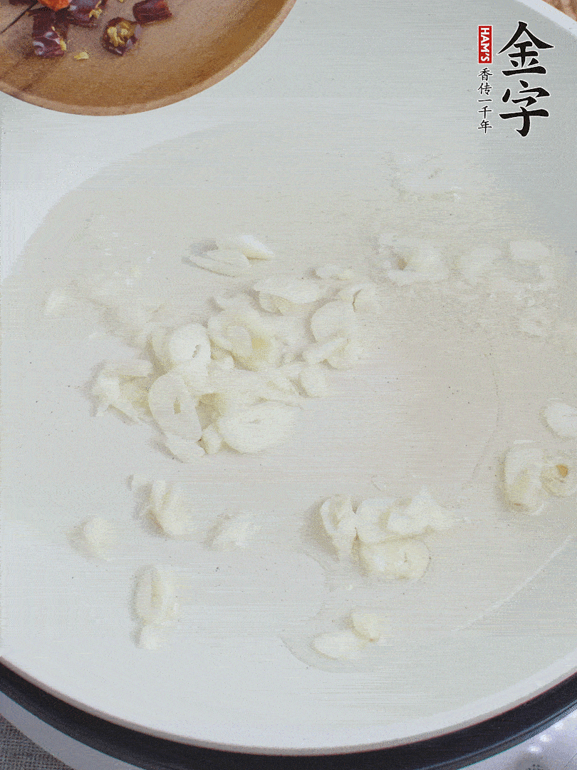 藕去皮，切成1cm見方的丁，放入清水浸泡。美人椒切圈。蒜切成末。