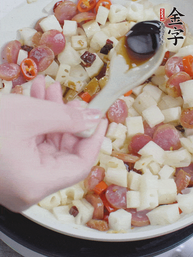 下藕丁，加生抽、香醋、白糖、鹽翻炒均勻。