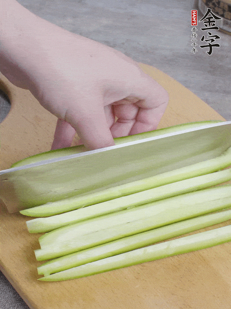 西葫蘆對(duì)半切，去瓤切條。