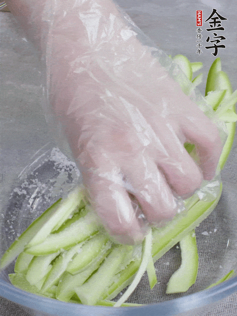 加鹽腌制15分鐘，清洗后擠干水份。